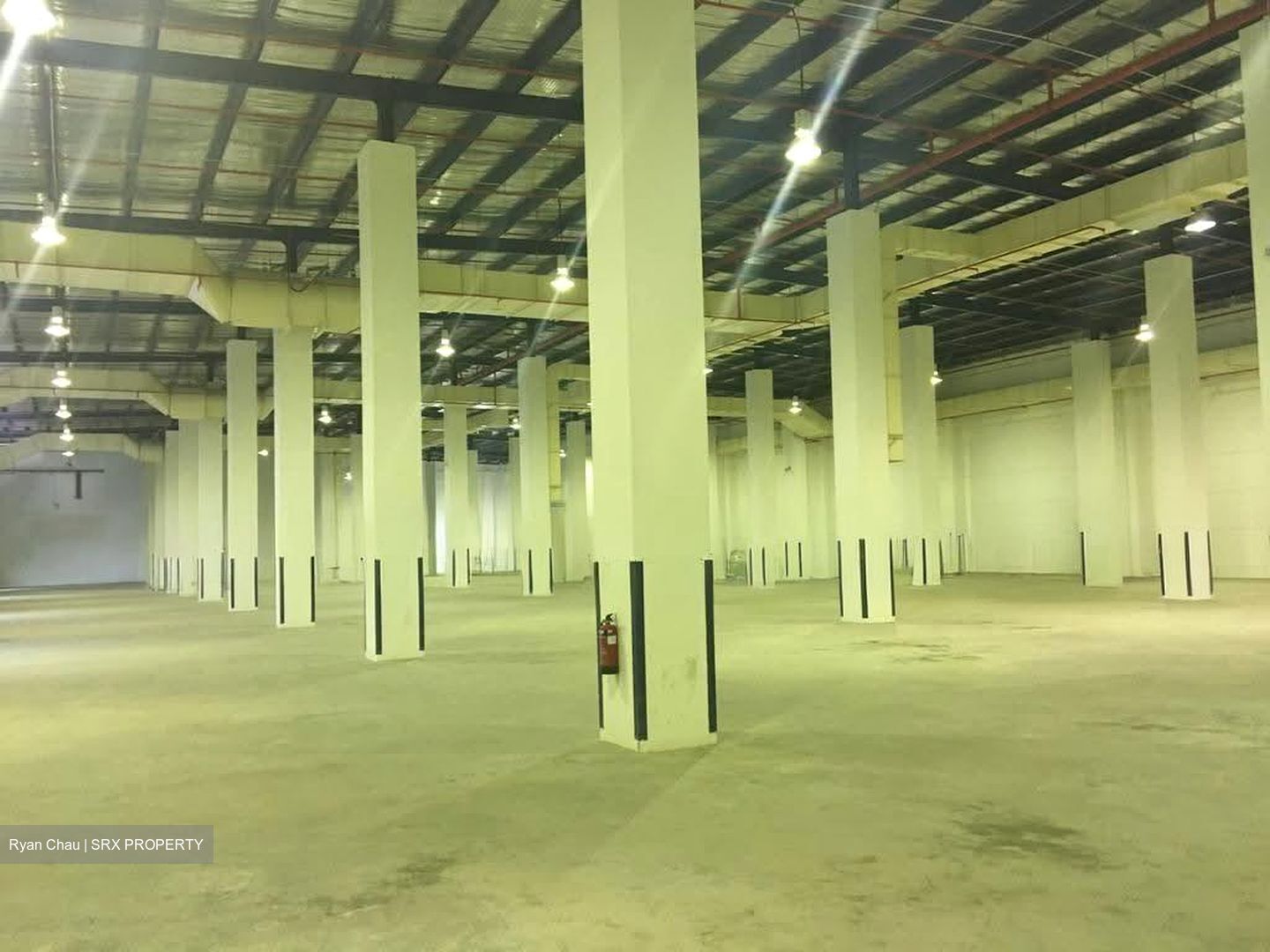 Moreton Logistics Centre (D5), Warehouse #613839231